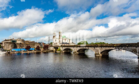 Schöne Aussicht auf den Fluss Shannon, die Brücke, die Pfarrkirche SS. Peter und Paul und das Schloss im Dorf von Athlone, wunderschönen Tag Stockfoto