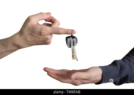 Hand übergibt Autoschlüssel mit Finger und Hand empfangen auf weißem Hintergrund Stockfoto