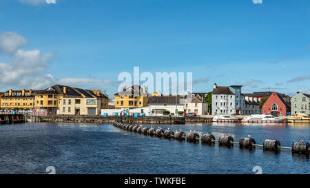 Schöne Aussicht auf den Fluss Shannon und malerischen Häusern in der Stadt Athlone, wunderschönen und entspannten Tag in der Grafschaft Westmeath, Irland Stockfoto