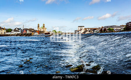 Schöne Aussicht auf den Fluss Shannon mit der Pfarrkirche SS. Peter und Paul, Ihre Brücke im Dorf von Athlone im Hintergrund Stockfoto