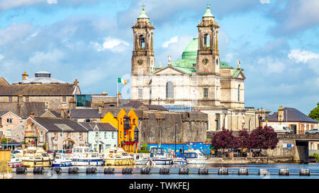 Schöne Sicht auf die Pfarrkirche SS. Peter und Paul und die Burg in der Stadt Athlone neben dem Fluss Shannon, wunderbare Bewölkter Tag Stockfoto