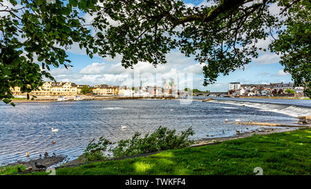 Schöne Aussicht von einem Park des Flusses Shannon mit der Stadt Athlone im Hintergrund, wunderbar sonnigen Tag in der Grafschaft Westmeath zu genießen Stockfoto