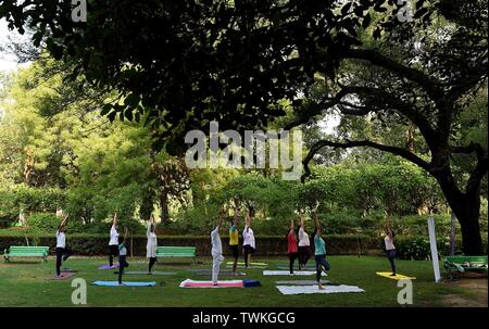 New Delhi, Indien. Juni, 2019 21. Menschen praktizieren Yoga auf der Internationalen Yoga Tag in Neu Delhi, Indien, 21. Juni 2019. Credit: Zhang Naijie/Xinhua/Alamy leben Nachrichten Stockfoto