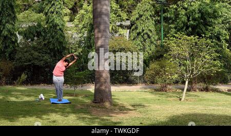 New Delhi, Indien. Juni, 2019 21. Eine Frau auf der internationalen Praxis Yoga Yoga Tag in Neu Delhi, Indien, 21. Juni 2019. Credit: Zhang Naijie/Xinhua/Alamy leben Nachrichten Stockfoto