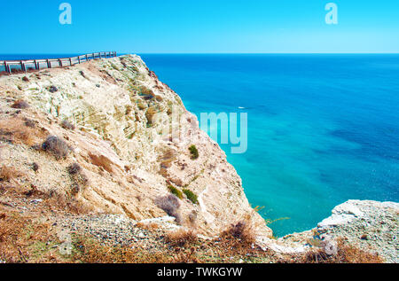 Blick von oben auf das Meer Oberfläche und hohe Klippen in der Nähe von Paphos, Zypern. Warme wolkenlosen Tag fallen. Fernweh. Platz kopieren Stockfoto