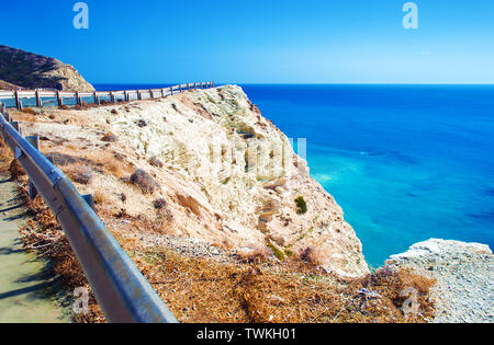 Blick von oben auf das Meer Oberfläche und hohe Klippen in der Nähe von Paphos, Zypern. Warme wolkenlosen Tag fallen. Fernweh. Platz kopieren Stockfoto