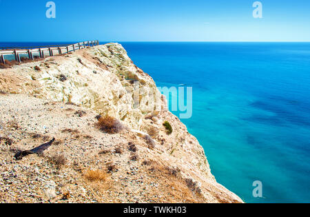 Blick von oben auf das Meer Oberfläche und hohe Klippen in der Nähe von Paphos, Zypern. Warme wolkenlosen Tag fallen. Fernweh. Platz kopieren Stockfoto