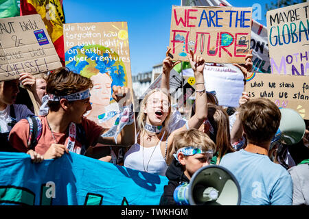 Aachen, Deutschland. Juni, 2019 21. Zahlreiche junge Teilnehmer nehmen an den Klima demonstration Freitags für Zukunft. Credit: Marcel Kusch/dpa/Alamy leben Nachrichten Stockfoto