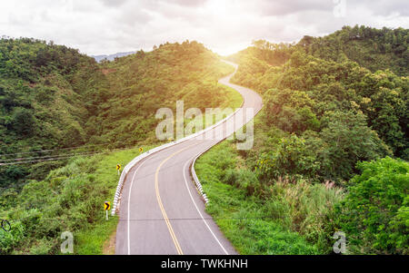 Asphalt geschwungene Landstraße auf tropischen Berg Stockfoto