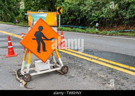 Verkehrszeichen verbessern die Reparatur auf der Autobahn mit Erdrutsch stürzte Straße Stockfoto