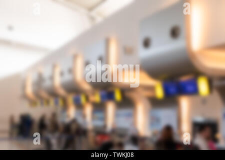 Verwackelte Szene Touristen zu Fuß Check-in am Schalter der Fluggesellschaft Hintergrund Stockfoto