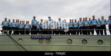 Bremerhaven, Deutschland. Juni, 2019 21. Ursula von der Leyen (CDU), Bundesminister der Verteidigung, steht mit Besatzung an Deck der "Gorch Fock" zwischen Vice Admiral Andreas Krause (M links), Inspekteur der Marine, und Nils Brandt (M rechts), Kommandant der 'Gorch Fock'. Die naval Schulschiff "Gorch Fock" in Bremerhaven nach mehr als drei Jahren in die Leiste wieder ins Leben gerufen wurde. Quelle: Axel Heimken/dpa/Alamy leben Nachrichten Stockfoto