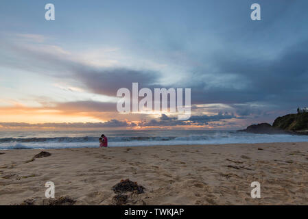 Sunrise mit niedrigen Wolken am Horizont am Schwarzen Head Beach in der Nähe des Dorfes Hallidays Punkt in der Mitte der Nordküste von New South Wales, Australien Stockfoto