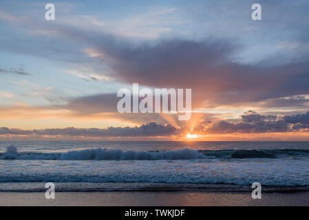 Sunrise mit niedrigen Wolken am Horizont am Schwarzen Head Beach in der Nähe des Dorfes Hallidays Punkt in der Mitte der Nordküste von New South Wales, Australien Stockfoto