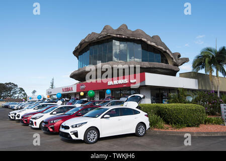 Eine der wachsenden Liste der Dinge, die in den regionalen Städten rund um Australien, das ist die große Auster montiert auf ein Auto Dealership in Taree NSW Stockfoto