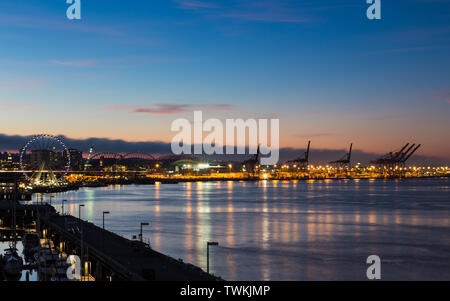 Sonnenaufgang Blick auf die Seattle Waterfront Stockfoto