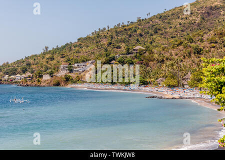 Blick auf Amed - Ozean, Bucht, Häuser, Boote jukung, Karangasem Regency, Bali, Indonesien Stockfoto