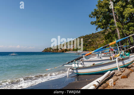 Traditionelle indonesische Outrigger Stil mit Fischerboot (Jukung) in Amed, Karangasem Regency, Bali, Indonesien, Stockfoto