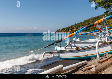 Traditionelle indonesische Outrigger Stil mit Fischerboot (Jukung) in Amed, Karangasem Regency, Bali, Indonesien, Stockfoto