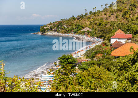 Blick auf Amed - Ozean, Bucht, Häuser, Boote jukung, Karangasem Regency, Bali, Indonesien Stockfoto