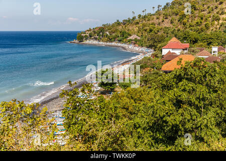 Blick auf Amed - Ozean, Bucht, Häuser, Boote jukung, Karangasem Regency, Bali, Indonesien Stockfoto