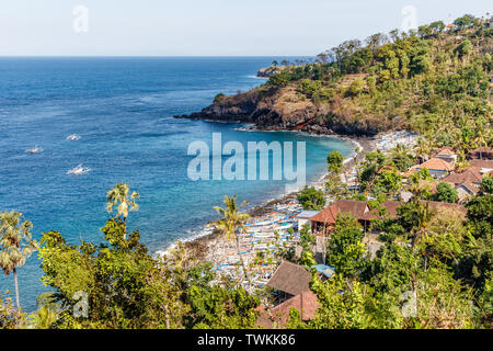 Blick auf Amed - Ozean, Bucht, Häuser, Boote jukung, Karangasem Regency, Bali, Indonesien Stockfoto