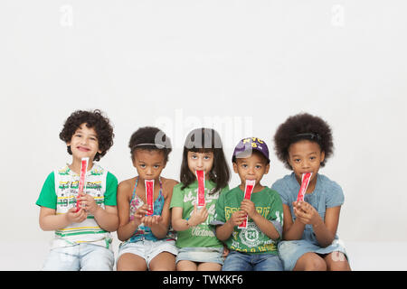 Gruppe von Kindern Eis essen Stockfoto