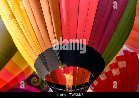 Bunte Heißluftballons mit Entzündung eine aufblasbare in jährlichen Festival Stockfoto