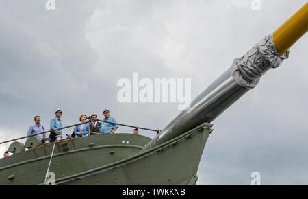 Bremerhaven, Deutschland. Juni, 2019 21. Ursula von der Leyen (l, CDU), Bundesminister der Verteidigung, steht neben Vice Admiral Andreas Krause (M links), Inspekteur der Marine, und Nils Brandt (M rechts), Kommandant der 'Gorch Fock', mit Crew Mitglieder der 'Gorch Fock' am Bug des Schiffes. Die naval Schulschiff "Gorch Fock" in Bremerhaven nach mehr als drei Jahren in die Leiste wieder ins Leben gerufen wurde. Quelle: Axel Heimken/dpa/Alamy leben Nachrichten Stockfoto