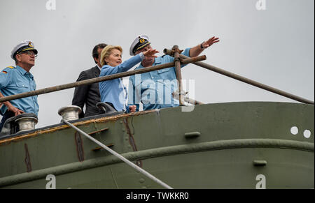 Bremerhaven, Deutschland. Juni, 2019 21. Ursula von der Leyen (CDU), Bundesminister der Verteidigung, steht neben Vice Admiral Andreas Krause (l), Inspekteur der Marine, und Nils Brandt (r), Kommandant der 'Gorch Fock', mit Crew Mitglieder der 'Gorch Fock' am Bug des Schiffes. Die naval Schulschiff "Gorch Fock" in Bremerhaven nach mehr als drei Jahren in die Leiste wieder ins Leben gerufen wurde. Quelle: Axel Heimken/dpa/Alamy leben Nachrichten Stockfoto