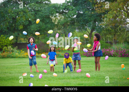 Kinder spielen mit Luftballons Stockfoto