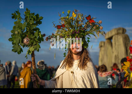 Eine heidnische Besucher in Stonehenge in Wiltshire während der Sommersonnenwende. Bild Datum Freitag, 21 Juni, 2019. Bild von Christopher Ison. Stockfoto