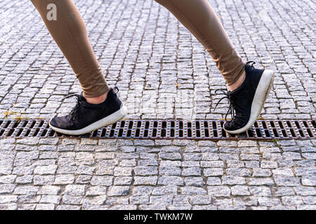 Läuft, in der Nähe der Beine und Füße der Frau während draußen joggen Stockfoto