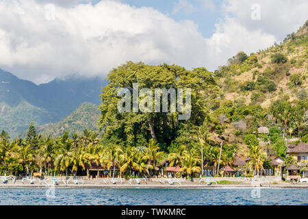 Blick auf Amed - Ozean, Bucht, Häuser, Boote jukung, Karangasem Regency, Bali, Indonesien Stockfoto