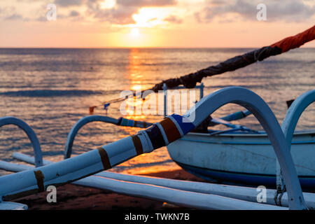 Traditionelle indonesische Fischerboote jukung am Strand bei Sonnenaufgang. Amed, Karangasem Regency, Bali, Indonesien Stockfoto