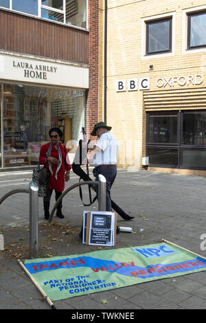 Oxford, Oxfordshire, Großbritannien 21. Juni 2019 Proteste fanden im ganzen Land statt, um sowohl gegen die Entscheidung der BBC zu protestieren, die TV-Lizenz für die über 75-Jährigen zu testen, als auch gegen die Entscheidung der Regierung, die BBC für die Konzessionserteilung bezahlen zu lassen. Bridget Catterall Alamy Live News Stockfoto