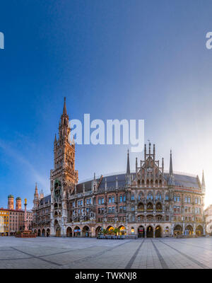 Neues Rathaus und die Türme der Frauenkirche, Marienplatz, München, Oberbayern, Bayern, Deutschland, Europa Stockfoto