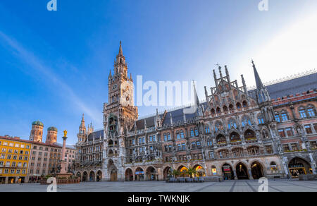 Neues Rathaus und die Türme der Frauenkirche, Marienplatz, München, Oberbayern, Bayern, Deutschland, Europa Stockfoto