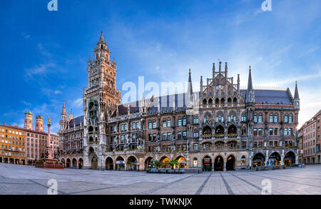 Neues Rathaus und die Türme der Frauenkirche, Marienplatz, München, Oberbayern, Bayern, Deutschland, Europa Stockfoto