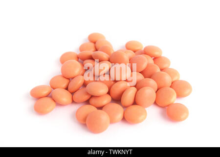 Orange Tabletten auf weißem Hintergrund. Epidemie, Schmerzmittel, Gesundheitswesen, Behandlung Pillen und Drogen Konzept. top anzeigen. flatlay. Stockfoto