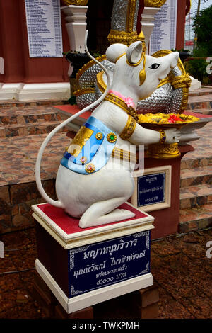 Eine neue bunte Tempel mit aufwändiger Handarbeit gebaut, in der Landschaft von South Eastern Thailand Stockfoto