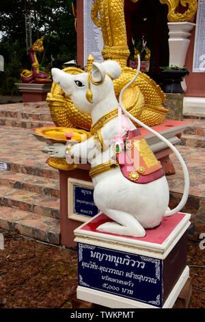 Eine neue bunte Tempel mit aufwändiger Handarbeit gebaut, in der Landschaft von South Eastern Thailand Stockfoto