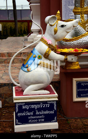 Eine neue bunte Tempel mit aufwändiger Handarbeit gebaut, in der Landschaft von South Eastern Thailand Stockfoto