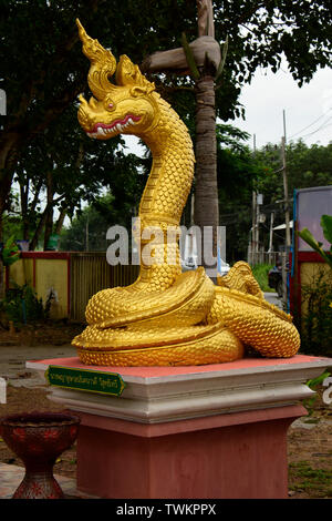 Eine neue bunte Tempel mit aufwändiger Handarbeit gebaut, in der Landschaft von South Eastern Thailand Stockfoto