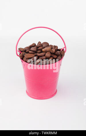 Heap Kaffeebohnen in pink Schaufel auf weißem Hintergrund. Platz kopieren Stockfoto