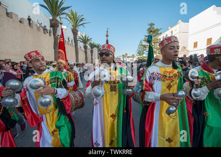 Essaouira, Marokko. Juni, 2019 21. Künstler während einer Parade vor der Eröffnung der 22. Gnawa und World Music Festival, in Essaouira, Marokko, Marokko, 20. Juni 2019. Das jährliche Musikfestival trat weg hier am Donnerstag. Quelle: Xinhua/Alamy leben Nachrichten Stockfoto