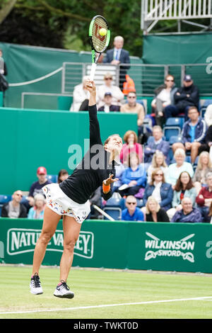 Priorat Club Edgbaston, Birmingham, Großbritannien. Juni, 2019 21. WTA Natur Tal Classic Tennis Turnier; Barbora Strycova (CZE) in ihrem Viertelfinalegleichen serviert gegen Kristyna Pliskova (CZE) Credit: Aktion plus Sport/Alamy leben Nachrichten Stockfoto