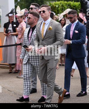 Pferderennbahn Ascot, Berkshire, Großbritannien. Juni, 2019 21. Royal Ascot Pferderennen; Racegoers in Kontrollen und rosa Socken Credit: Aktion plus Sport/Alamy leben Nachrichten Stockfoto