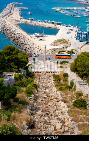 San Maria di Leuca, Italien - Juni 3, 2017: Monumentale Wasserfall von Leuca. Terminal Teil eines Aquädukts, bestehend aus einem imposanten Wasserfall, die fließt Stockfoto