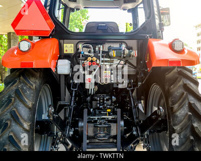 Varna, Bulgarien, 13. Juni 2019. Ansicht der Rückseite des roten Traktor Mechanismen und Systeme, hinter der Fahrerkabine zwischen zwei grosse schwarze Räder befindet. Stockfoto